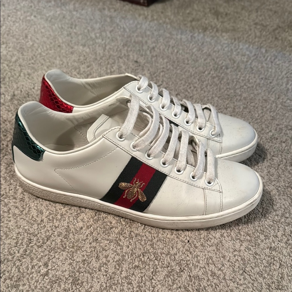 WOMEN'S GUCCI ACE SNEAKER WITH BEE